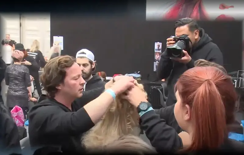 Kappers van Hensen stylen modellen backstage bij een show