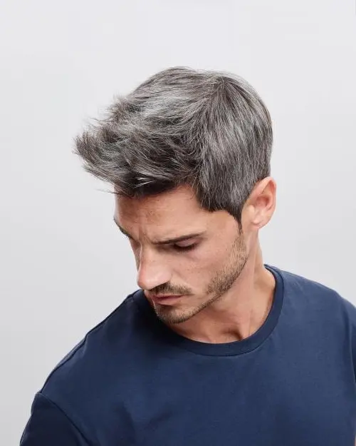 Man met grijzend, kort kapsel kijkt naar beneden