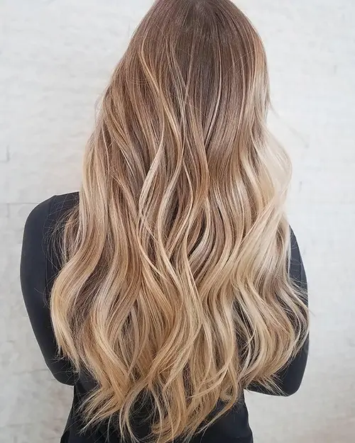 Lange blonde golven met zachte kleurovergangen